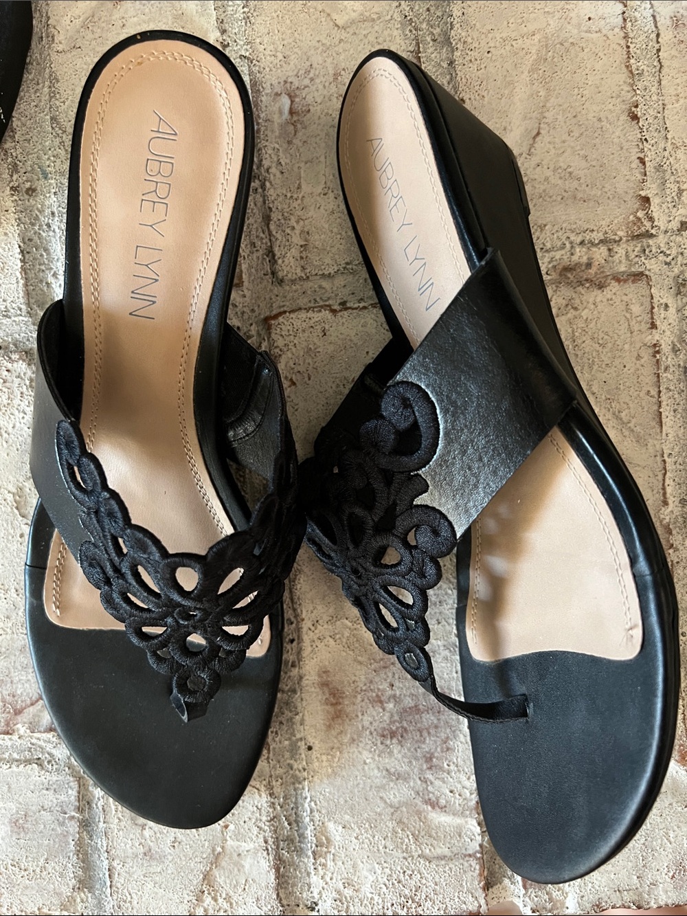 Aubrey Lynn Black Floral Cutout Wedge Sandals sz 10